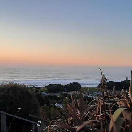 The Quarters Ocean-View Chalet Gisborne Eksteriør bilde