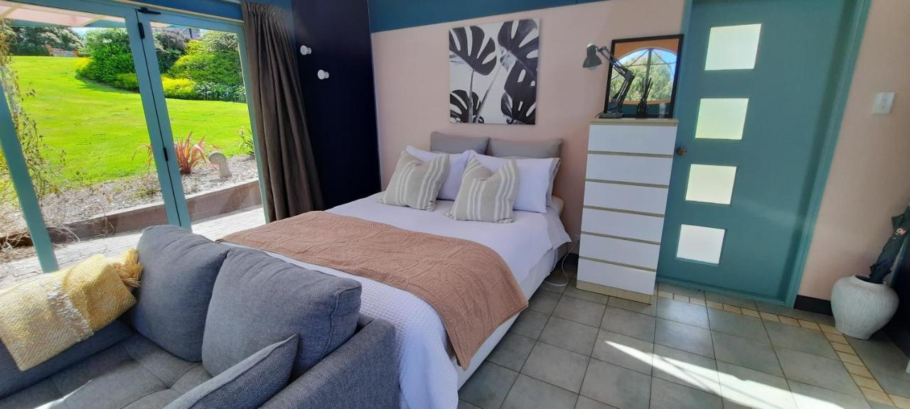 The Quarters Ocean-View Chalet Gisborne Eksteriør bilde